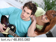 girl listening to man playing guitar. Стоковое фото, агентство Ingram Publishing / Фотобанк Лори