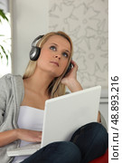a young woman listening music. Стоковое фото, агентство Ingram Publishing / Фотобанк Лори