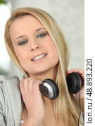 Blond woman listening to music. Стоковое фото, агентство Ingram Publishing / Фотобанк Лори