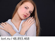 Woman hugging herself. Стоковое фото, агентство Ingram Publishing / Фотобанк Лори