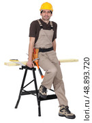 Carpenter leaning against workmate. Стоковое фото, агентство Ingram Publishing / Фотобанк Лори