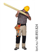 Builder eyeing a plank of wood. Стоковое фото, агентство Ingram Publishing / Фотобанк Лори