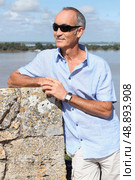 Senior tourist in Blaye, France. Стоковое фото, агентство Ingram Publishing / Фотобанк Лори