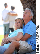 Mature couple dozing in the sunshine. Стоковое фото, агентство Ingram Publishing / Фотобанк Лори