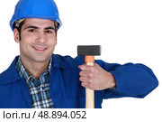 Man holding hammer. Стоковое фото, агентство Ingram Publishing / Фотобанк Лори