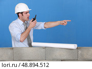 Foreman with a walkie talkie. Стоковое фото, агентство Ingram Publishing / Фотобанк Лори