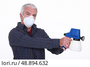Craftsman with a spray gun. Стоковое фото, агентство Ingram Publishing / Фотобанк Лори