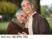 Mature couple embracing. Стоковое фото, агентство Ingram Publishing / Фотобанк Лори