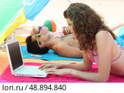 woman on the beach with laptop. Стоковое фото, агентство Ingram Publishing / Фотобанк Лори