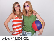 Girls equipped for the beach. Стоковое фото, агентство Ingram Publishing / Фотобанк Лори