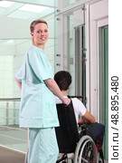 Nurse pushing a male patient. Стоковое фото, агентство Ingram Publishing / Фотобанк Лори