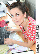 Young woman receptionist. Стоковое фото, агентство Ingram Publishing / Фотобанк Лори