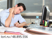 embarrassed employee at work. Стоковое фото, агентство Ingram Publishing / Фотобанк Лори