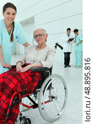 Nurse with elderly invalid. Стоковое фото, агентство Ingram Publishing / Фотобанк Лори