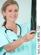 nurse holding radiography. Стоковое фото, агентство Ingram Publishing / Фотобанк Лори