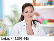 Female teacher in classroom. Стоковое фото, агентство Ingram Publishing / Фотобанк Лори