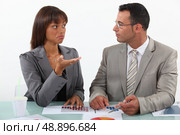 Colleagues commenting statistics. Стоковое фото, агентство Ingram Publishing / Фотобанк Лори