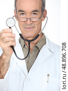 doctor showing stethoscope. Стоковое фото, агентство Ingram Publishing / Фотобанк Лори
