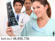 Nurse looking at ultrasound. Стоковое фото, агентство Ingram Publishing / Фотобанк Лори