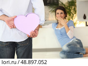 Man surprising woman with gift. Стоковое фото, агентство Ingram Publishing / Фотобанк Лори
