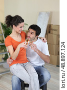 Celebration toast on moving day. Стоковое фото, агентство Ingram Publishing / Фотобанк Лори