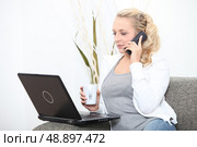 Woman with cup and computer. Стоковое фото, агентство Ingram Publishing / Фотобанк Лори