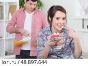 Girl eating cake. Стоковое фото, агентство Ingram Publishing / Фотобанк Лори