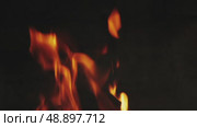Burning fire flame on dark background. Стоковое видео, видеограф Михаил Коханчиков / Фотобанк Лори