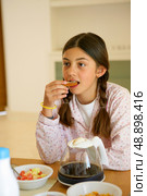 Little girl eating breakfast. Стоковое фото, агентство Ingram Publishing / Фотобанк Лори