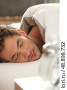 Man asleep in bed. Стоковое фото, агентство Ingram Publishing / Фотобанк Лори