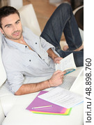 Man reading at home. Стоковое фото, агентство Ingram Publishing / Фотобанк Лори