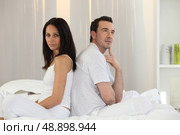 Couple sitting back to back. Стоковое фото, агентство Ingram Publishing / Фотобанк Лори