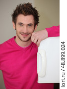 Man looking into a freezer. Стоковое фото, агентство Ingram Publishing / Фотобанк Лори