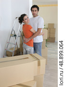 Couple hugging in new house. Стоковое фото, агентство Ingram Publishing / Фотобанк Лори