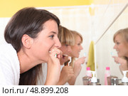 Women brushing their teeth. Стоковое фото, агентство Ingram Publishing / Фотобанк Лори