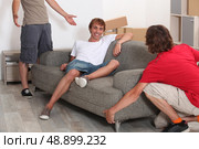 Three young men moving room. Стоковое фото, агентство Ingram Publishing / Фотобанк Лори