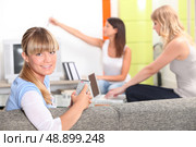 Housemates relaxing together. Стоковое фото, агентство Ingram Publishing / Фотобанк Лори