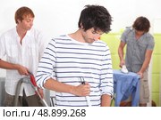 flatmates doing chores. Стоковое фото, агентство Ingram Publishing / Фотобанк Лори