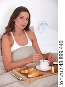 woman having breakfast in bed. Стоковое фото, агентство Ingram Publishing / Фотобанк Лори