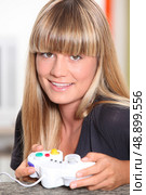 girl playing video games. Стоковое фото, агентство Ingram Publishing / Фотобанк Лори