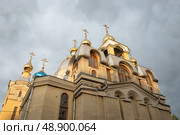 Церковь Святого Пантелеймона  с золотыми куполами   на закате в городе Ессентуки. Редакционное фото, фотограф Лариса Веселова / Фотобанк Лори