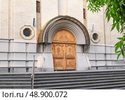 Церковь Святого Пантелеймона   в городе Ессентуки. Резная деревянная дверь. Стоковое фото, фотограф Лариса Веселова / Фотобанк Лори