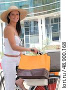 Woman transporting her shopping bags on her bike. Стоковое фото, агентство Ingram Publishing / Фотобанк Лори