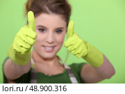 housewife making a thumbs up sign. Стоковое фото, агентство Ingram Publishing / Фотобанк Лори