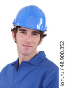 Man in blue overalls and hardhat. Стоковое фото, агентство Ingram Publishing / Фотобанк Лори