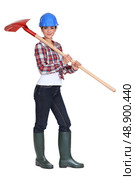 Labourer carrying a spade. Стоковое фото, агентство Ingram Publishing / Фотобанк Лори