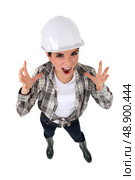 Portrait of a screaming tradeswoman. Стоковое фото, агентство Ingram Publishing / Фотобанк Лори