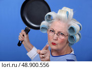 Angry old woman with a frying pan. Стоковое фото, агентство Ingram Publishing / Фотобанк Лори