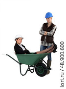 sulky females working together. Стоковое фото, агентство Ingram Publishing / Фотобанк Лори