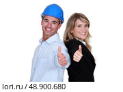 Engineer and a tradesman giving the thumb’s up. Стоковое фото, агентство Ingram Publishing / Фотобанк Лори